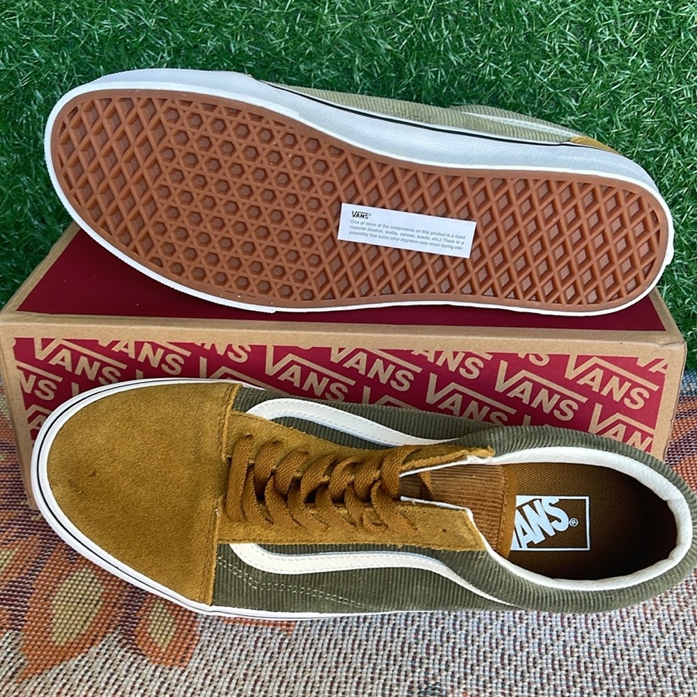 Vans Men’s Old Skool
Mini Cord Green/Brown
VN000ZNIT20A
Old Skool Corduroy Shoe - Picture 2 of 16
